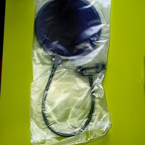 Adjustable microphone pop filter